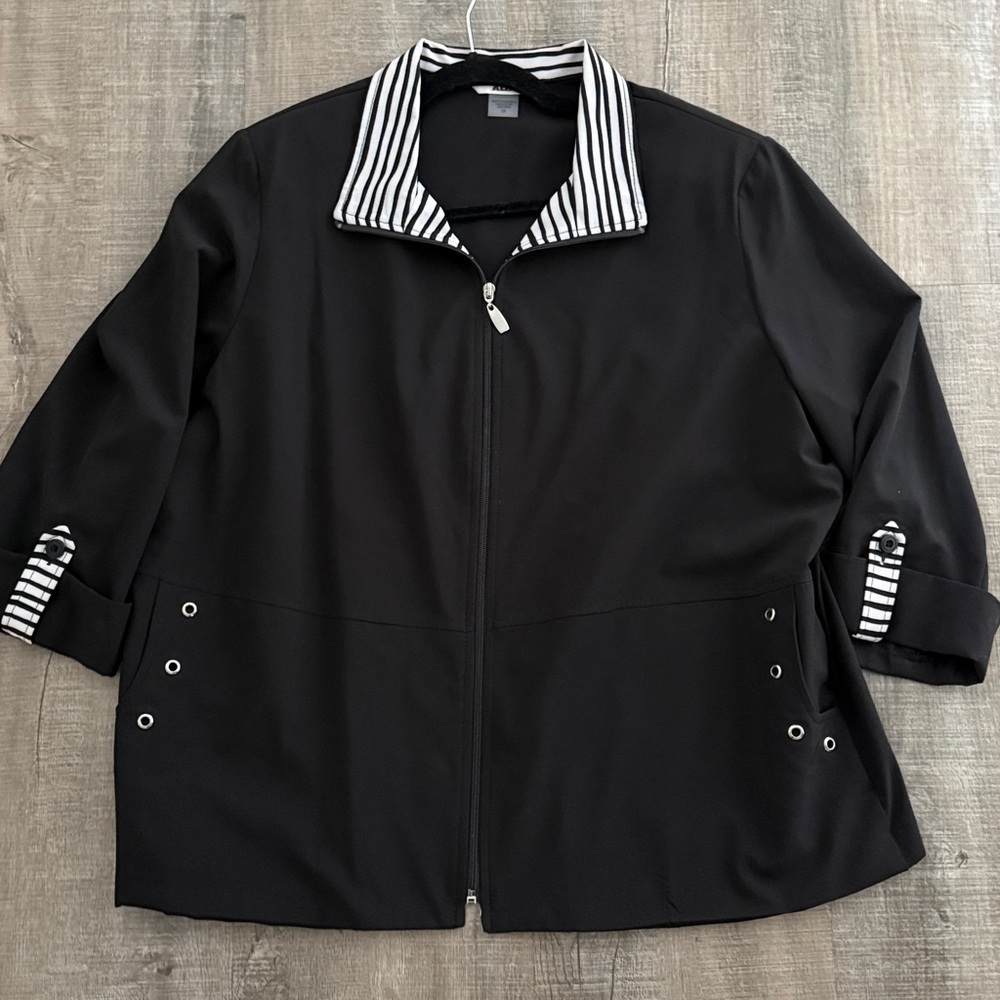 Alia Black and White Striped zip top US18